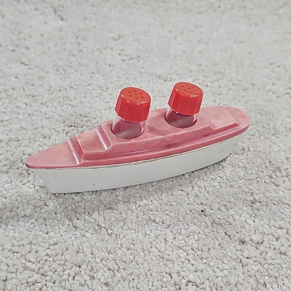Vintage‎ Plastic Yacht Ship Holding Set Of Salt and Pepper Shakers Red/White